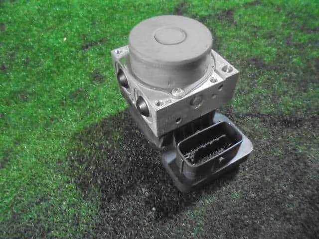 ABS Actuator TOYOTA Noah 2008 DBA-ZRR70W