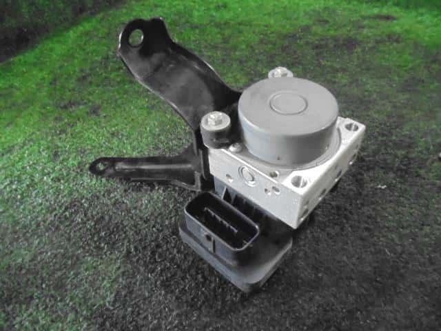 ABS Actuator TOYOTA Voxy 2012 DBA-ZRR70G